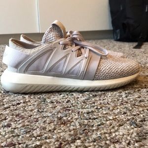Women’s Adidas Tubular Viral size 6.5